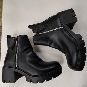 Steve Madden “Convinced” lug sole platform zipper ankle boots size 8